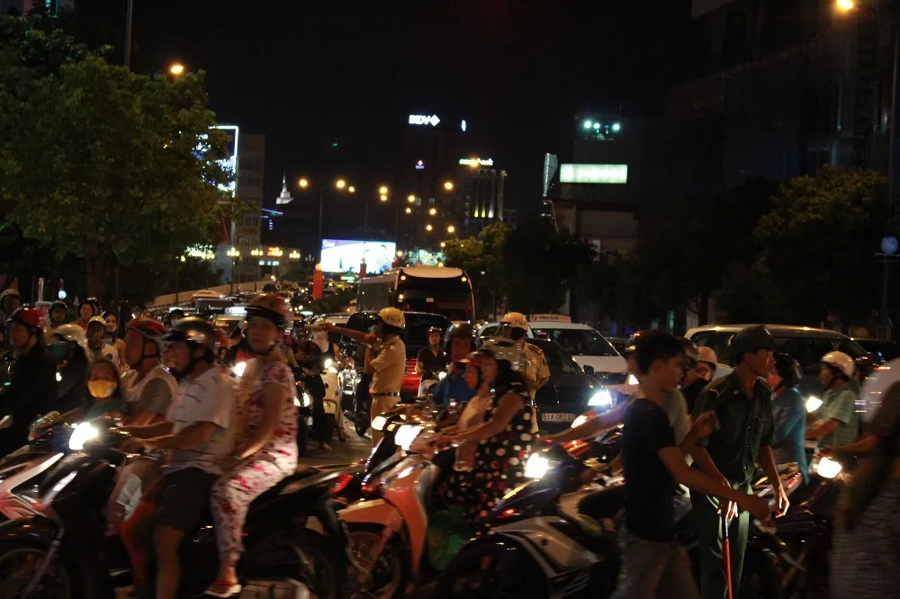 Va quẹt với xe khách, nam thanh niên bị cán tử vong ảnh 2