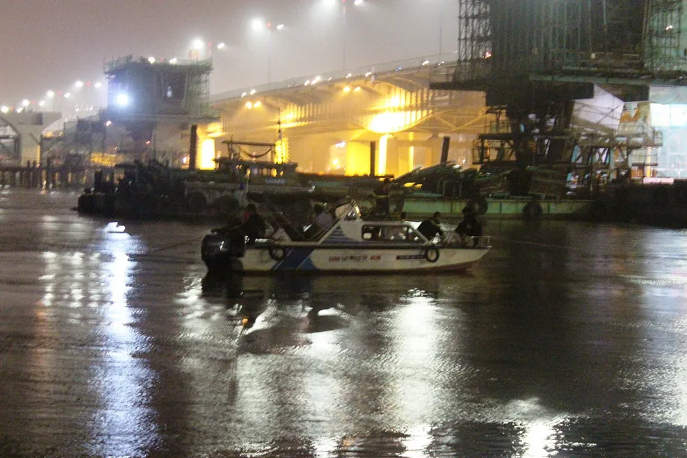Đội mưa tìm cô gái nhảy cầu Sài Gòn ảnh 3