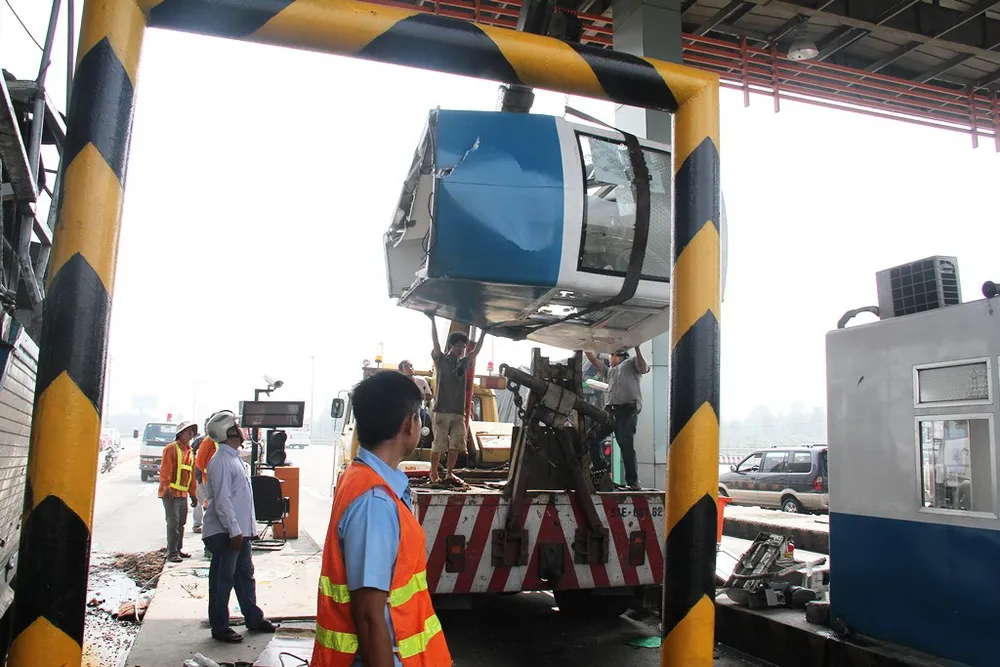 Ô tô tông sập 2 cabin tại trạm thu phí trên cao tốc Trung Lương ảnh 4 Ô tô tông sập 2 cabin tại trạm thu phí trên cao tốc Trung Lương ảnh 4