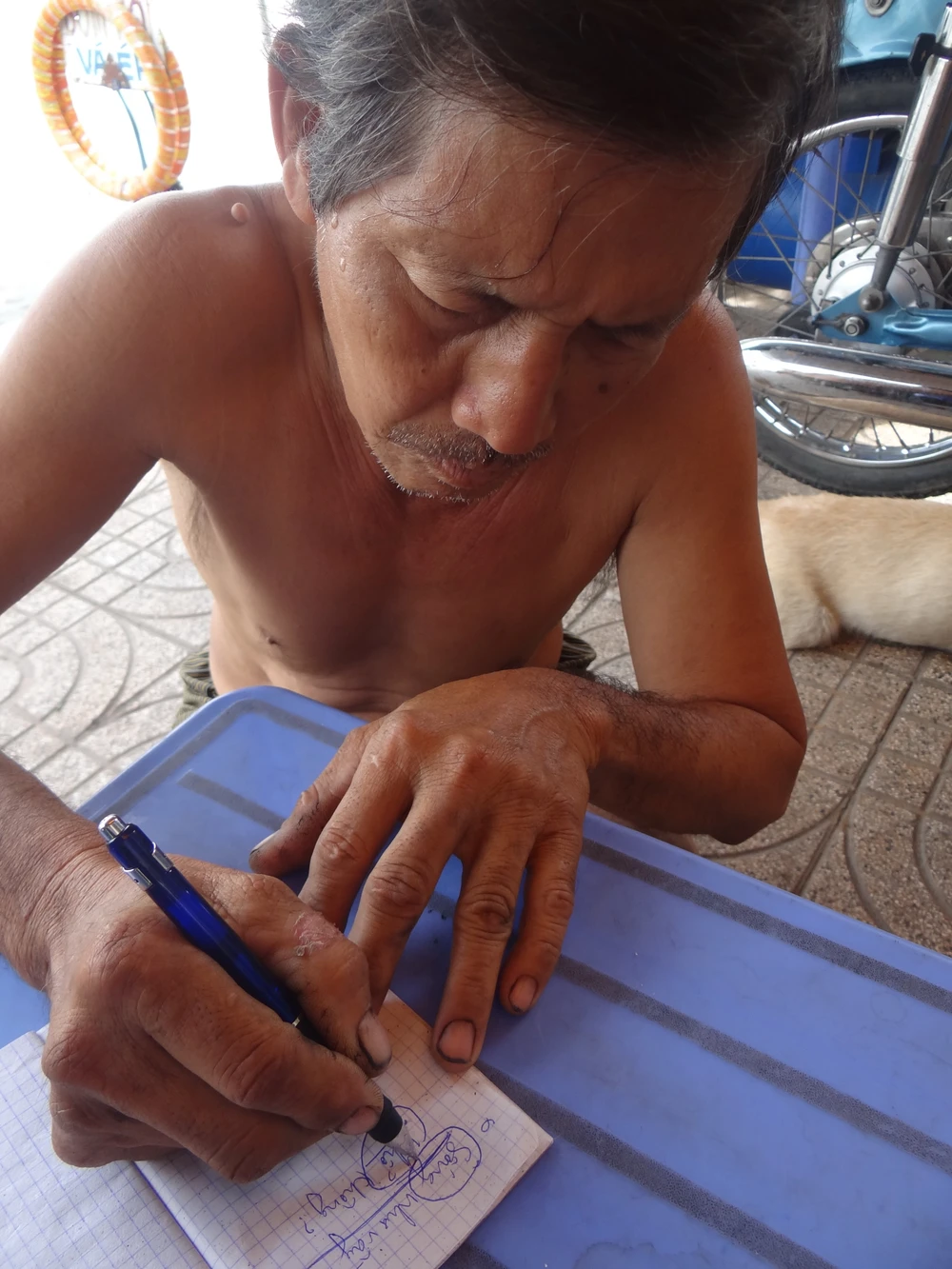 Vợ chồng câm kể khổ chuyện nâng đường chống ngập ảnh 5