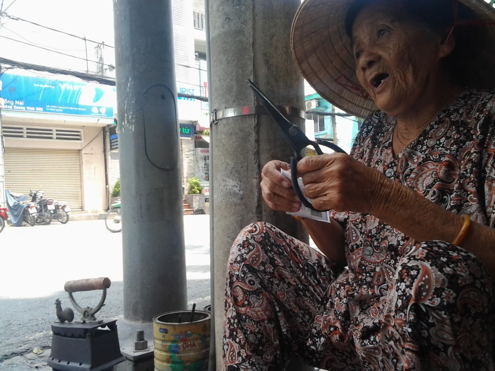 Cụ bà 75 tuổi và nghề ép giấy bằng bàn ủi con gà ảnh 11