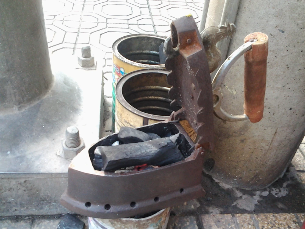 Cụ bà 75 tuổi và nghề ép giấy bằng bàn ủi con gà ảnh 3