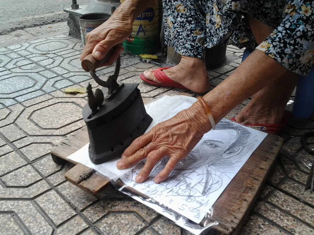 Cụ bà 75 tuổi và nghề ép giấy bằng bàn ủi con gà ảnh 8