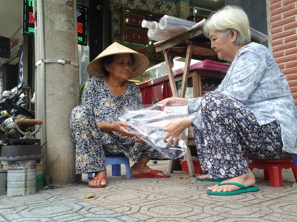 Cụ bà 75 tuổi và nghề ép giấy bằng bàn ủi con gà ảnh 9