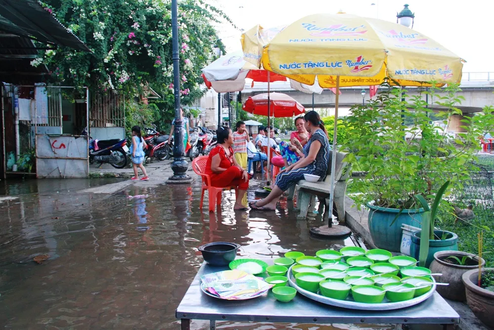 Triều cường, người Sài Gòn bì bõm lội nước về nhà ảnh 10 Triều cường, người Sài Gòn bì bõm lội nước về nhà ảnh 10