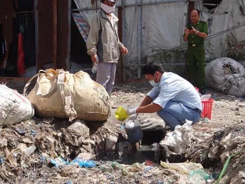 ‘Đột kích’ khu sơ chế chất thải chui lớn nhất Sài Gòn ảnh 4
