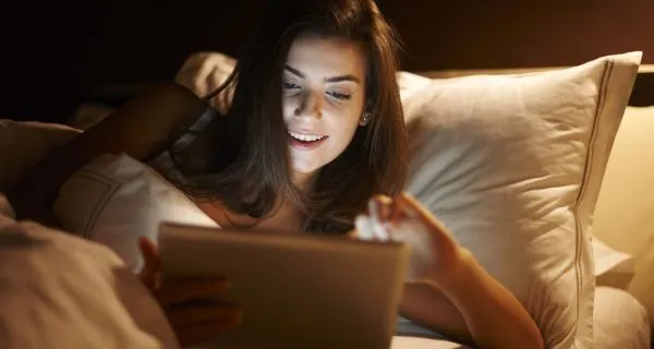 Đọc sách ban đêm trên thiết bị điện tử không tốt cho sức khỏe ảnh 1