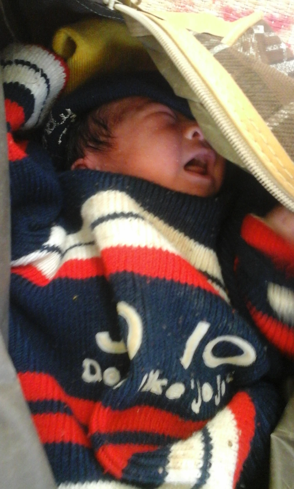 Cứu kịp thời bé sơ sinh bị bỏ rơi trong túi xách ảnh 1