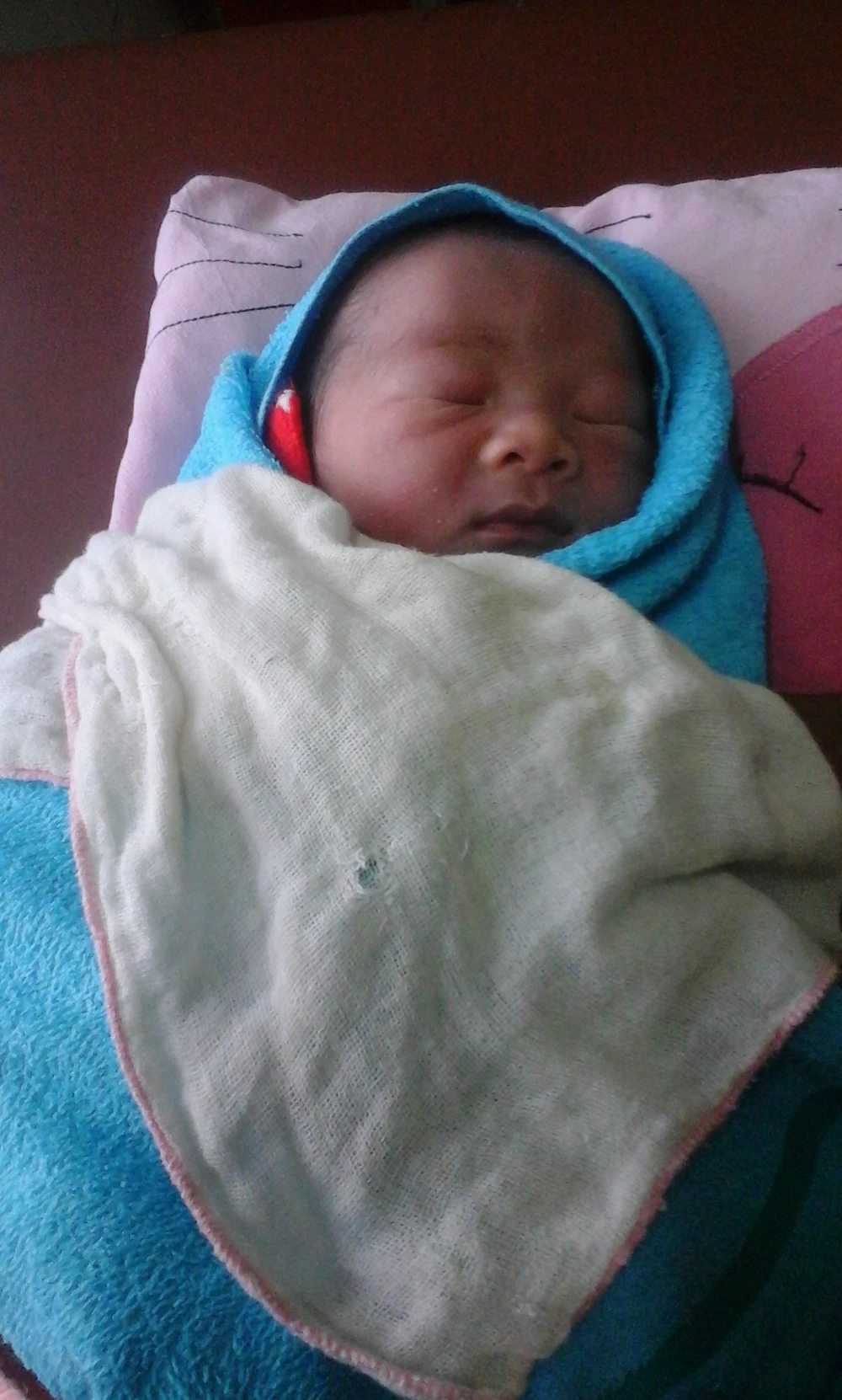 Cứu kịp thời bé sơ sinh bị bỏ rơi trong túi xách ảnh 2