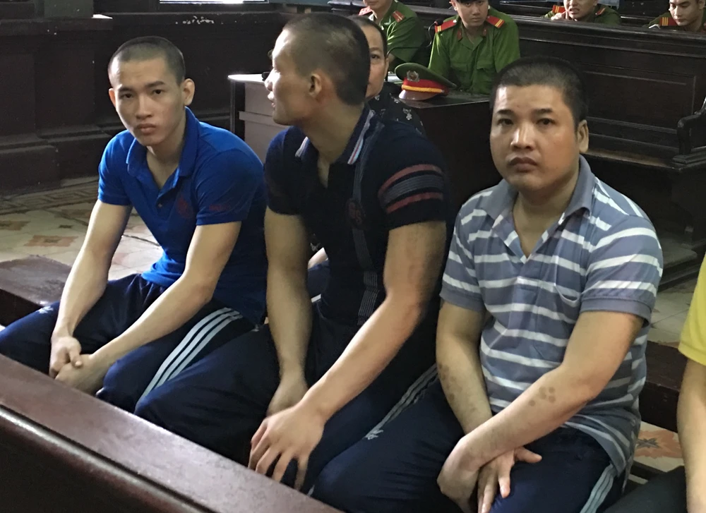 Hiếp dâm đồng nghiệp nhí, hai thanh niên lãnh án ảnh 1