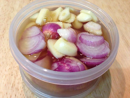 Có nên trị ho bằng siro mật ong, hành tím và tỏi? ảnh 1