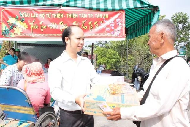 Tặng thịt kho, bánh mứt cho người nghèo đón Tết ảnh 4