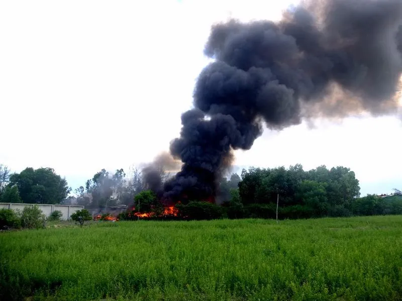 Đám cháy bốc khói đen kịt.