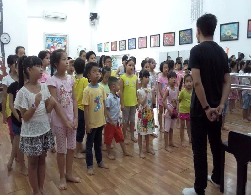 Các bé đang tập luyện chuẩn bị cho đêm nhạc. 