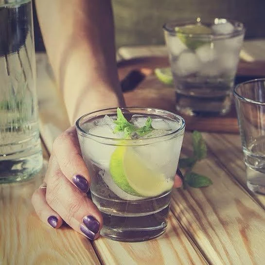 Trà, cà phê, nước ngọt... là những loại nước hạn chế uống vào ngày nắng nóng