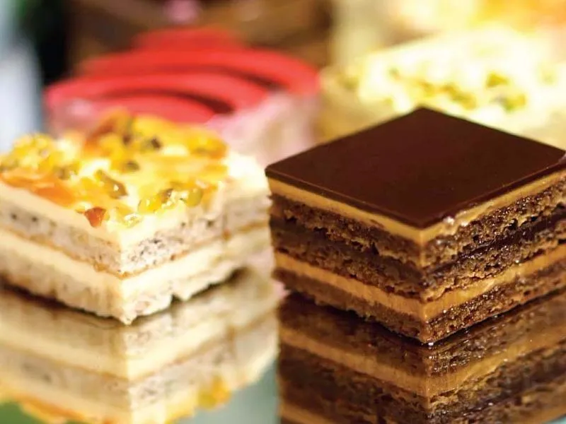 Ăn nhiều bánh ngọt, bánh kem sẽ gây hại cho da. Hình minh họa.