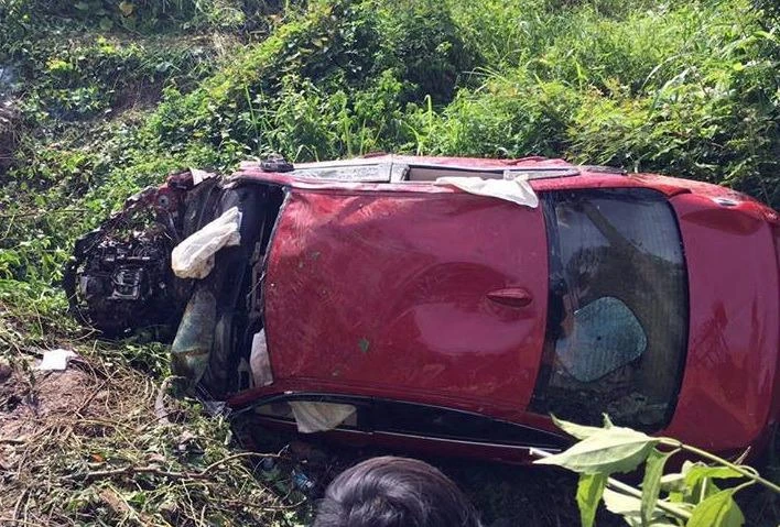 Chiếc xe BMW móp méo sau khi lăn xuống suối.