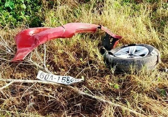 Nhiều bộ phận của xe văng ra xung quanh.