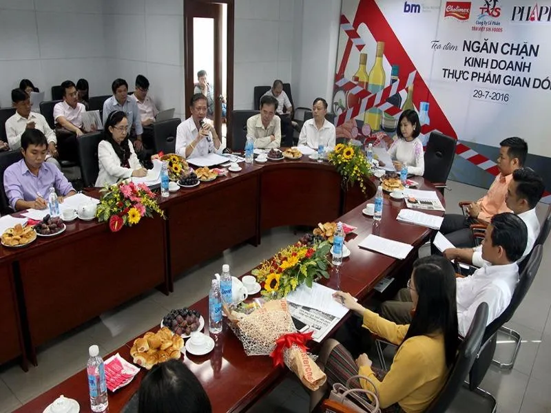 Toàn cảnh buổi Tọa đàm Ngăn chặn kinh doanh thực phẩm gian dối do báo Pháp Luật TP.HCM tổ chức, sáng 29-7. Ảnh: HOÀNG GIANG