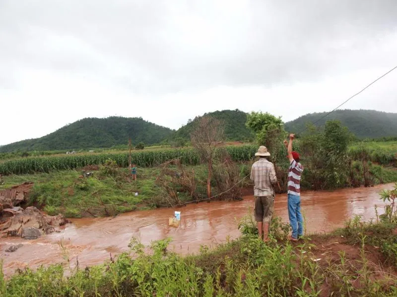 Lương thực, thực phẩm được chuyển từ bờ bên này qua bờ bên kia bằng dây cáp.