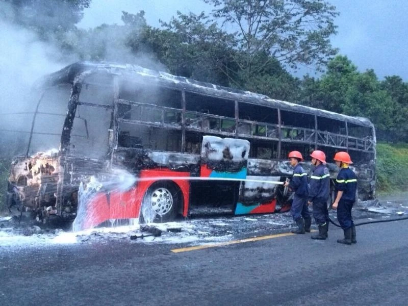 xe giường nằm bốc cháy