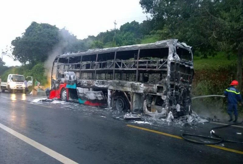 xe giường nằm cháy dữ dội