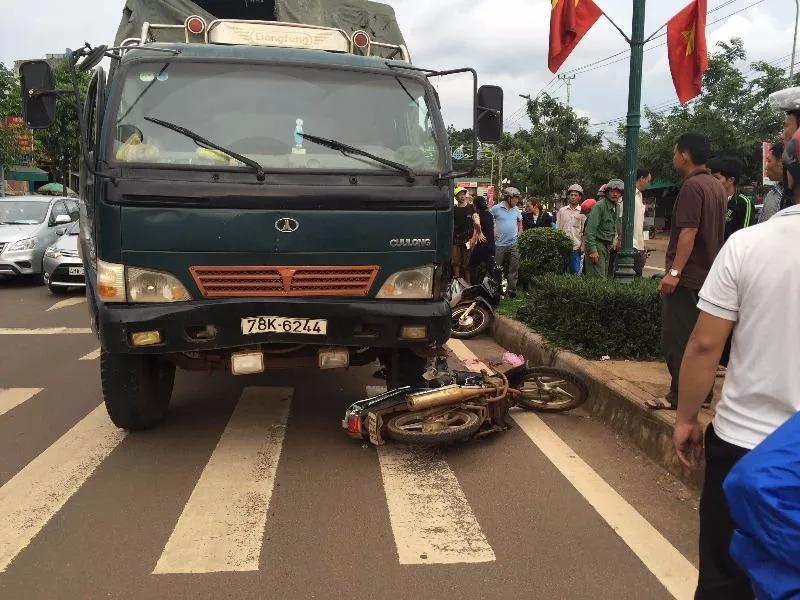 xe máy bị cuốn vào gầm