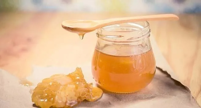 3 phương thuốc chữa đau họng cực kỳ dễ kiếm ảnh 2 mật ong đinh hương