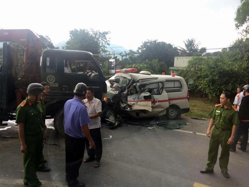 xe cứu hộ tông xe cứu thương