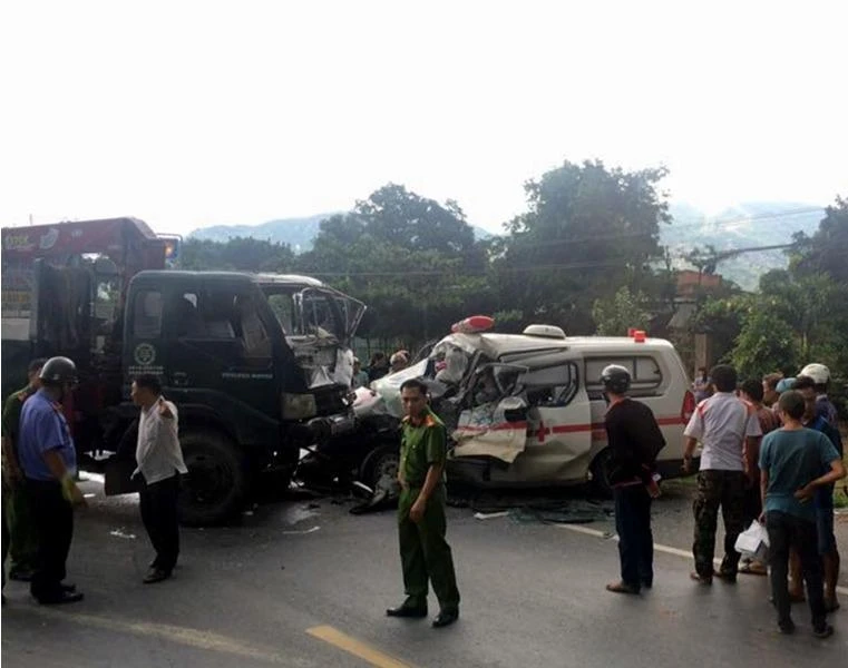 xe cứu hộ đâm xe cứu thương 