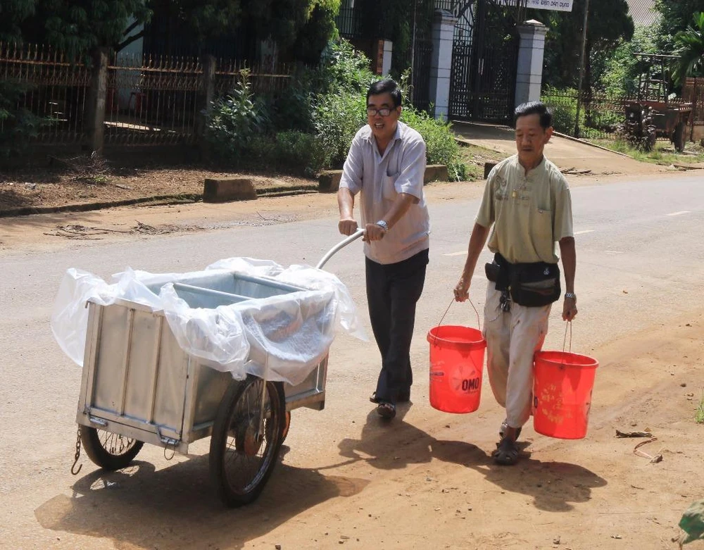 đi xách nước sinh hoạt