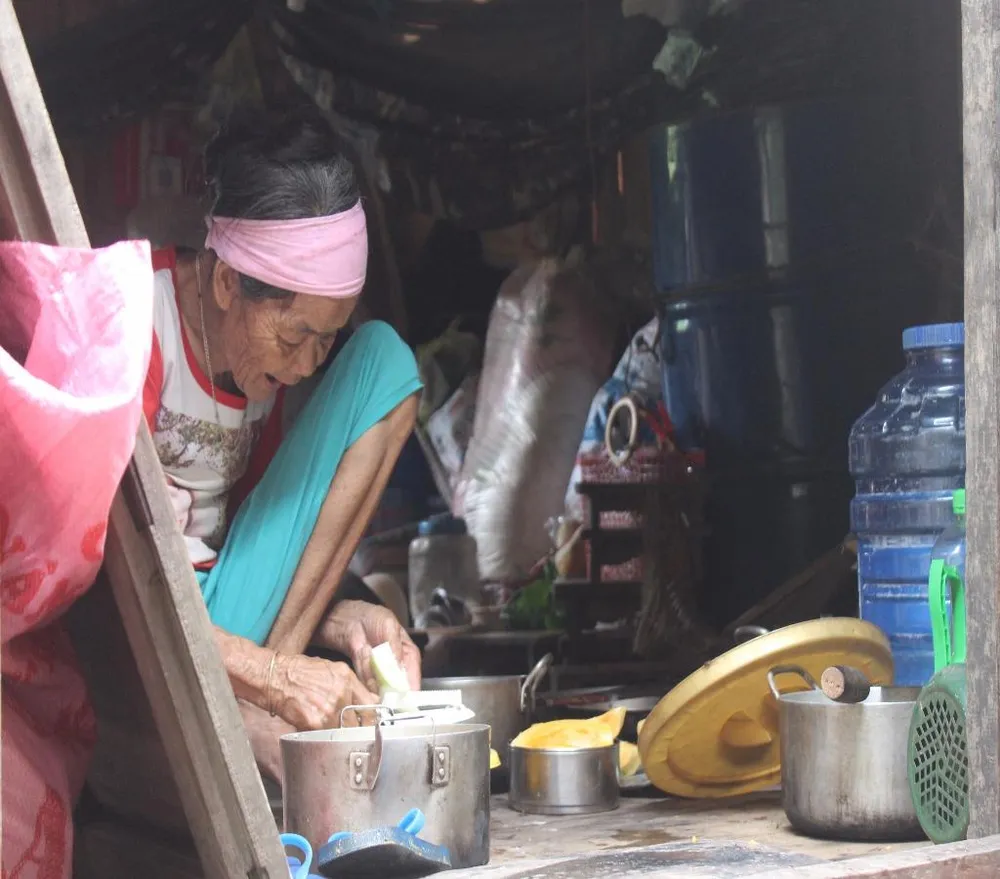 Gia đình bà Bình chuẩn bị nấu cháo đu đủ