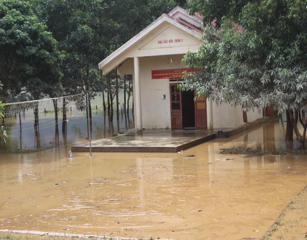 Trên mặt đường và nền nhà còn lại những lớp bùn đất