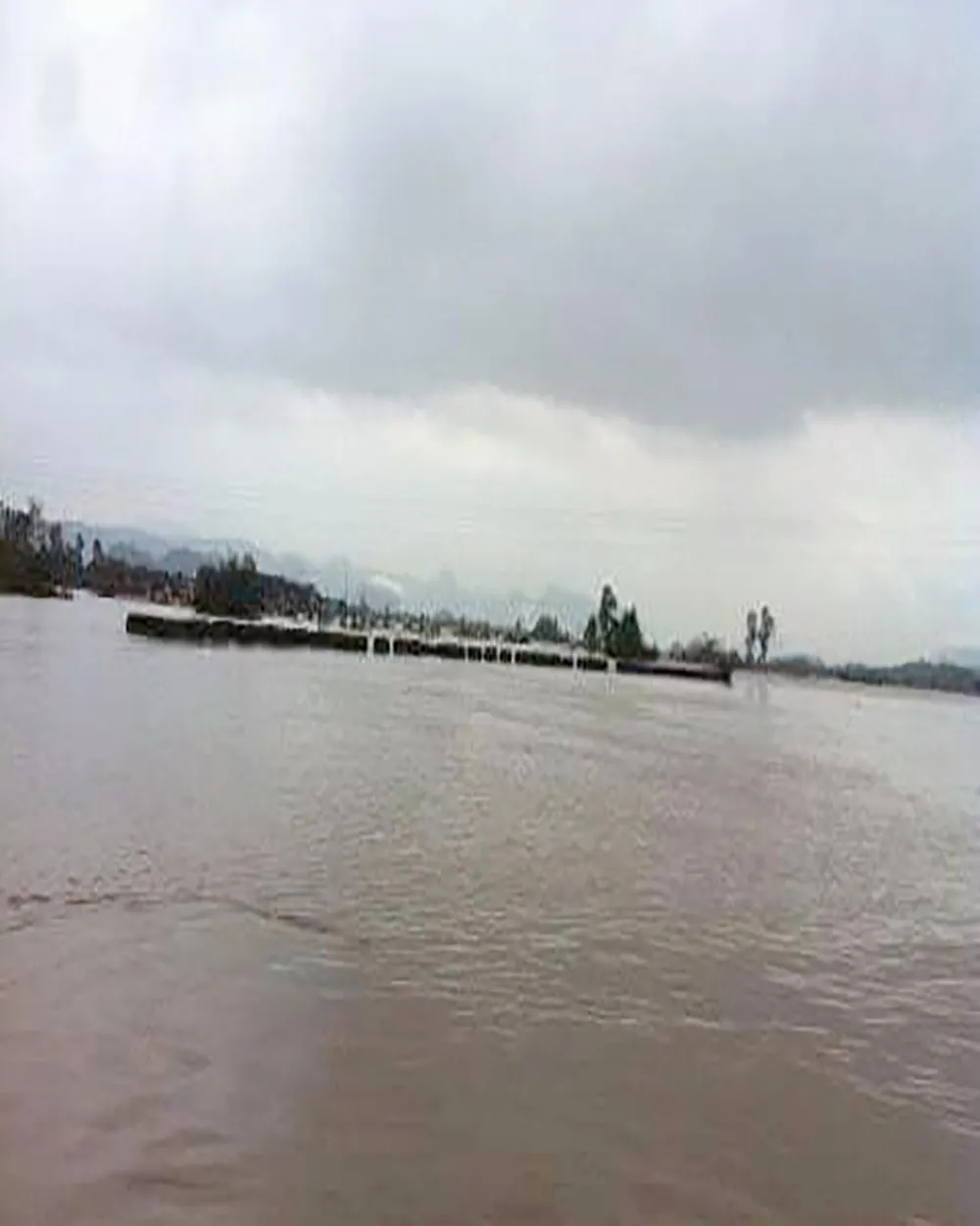 cầu phao bị cuốn trôi