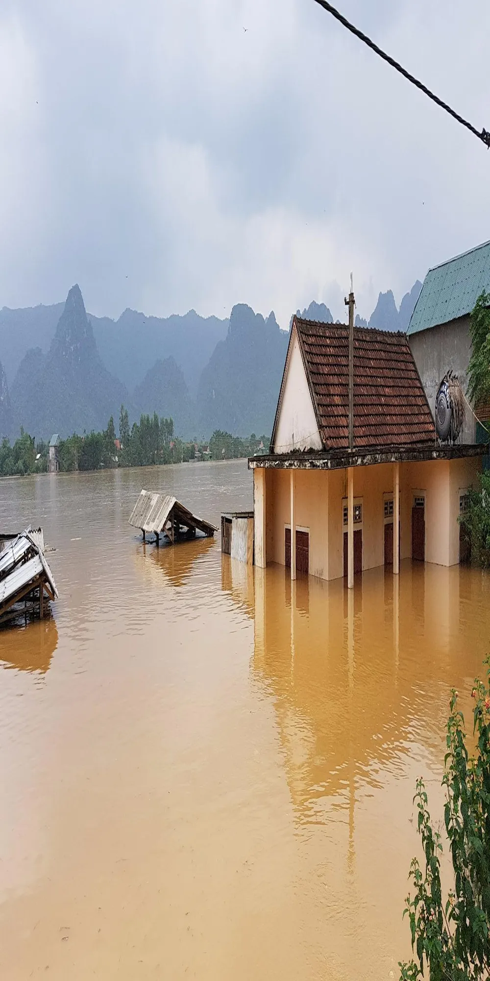 Quảng Bình: Lũ lớn hàng ngàn hộ dân ngập nặng ảnh 6 Lưu vực sông Gianh ngập nặng.