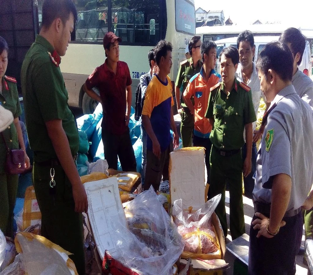 Lực lượng chức năng đang kiểm tra hàng hóa trên xe