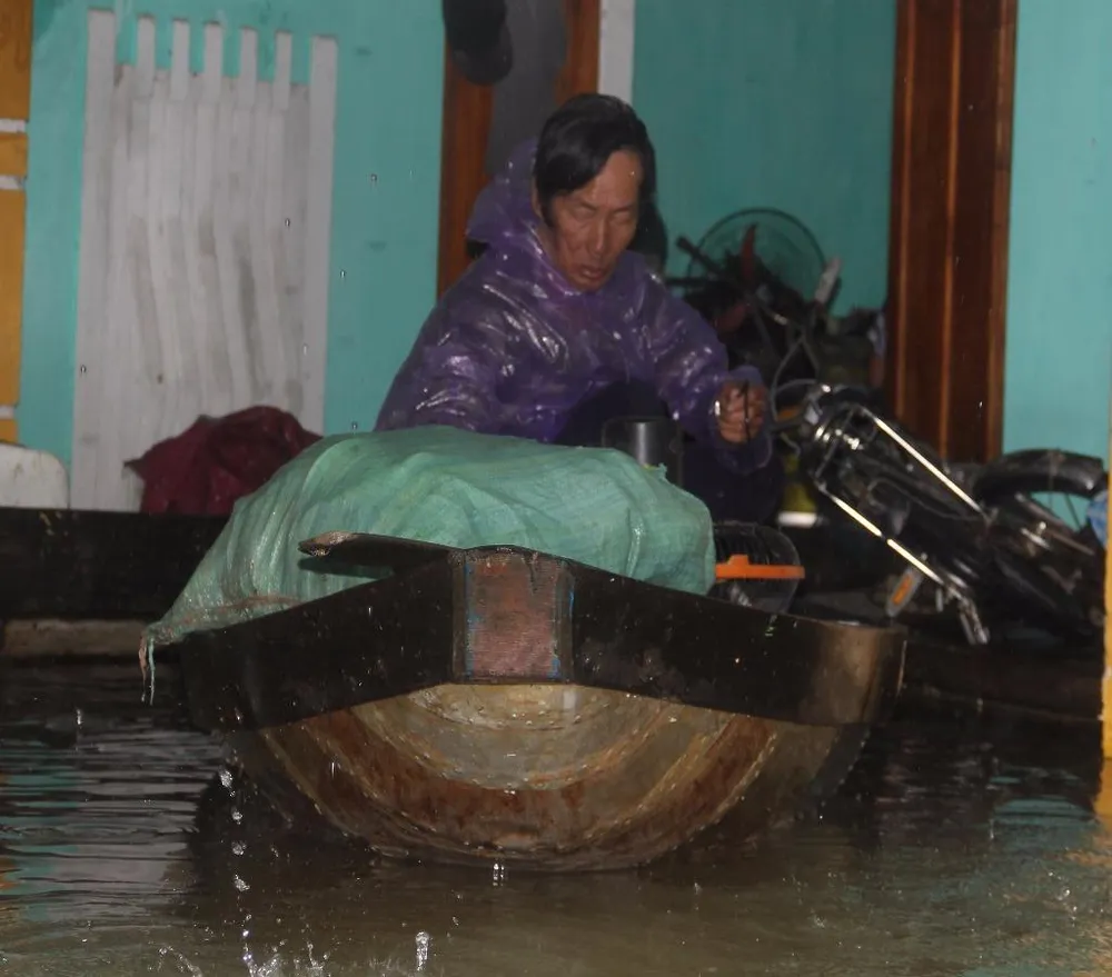 vận chuyển đồ đạc bằng ghe