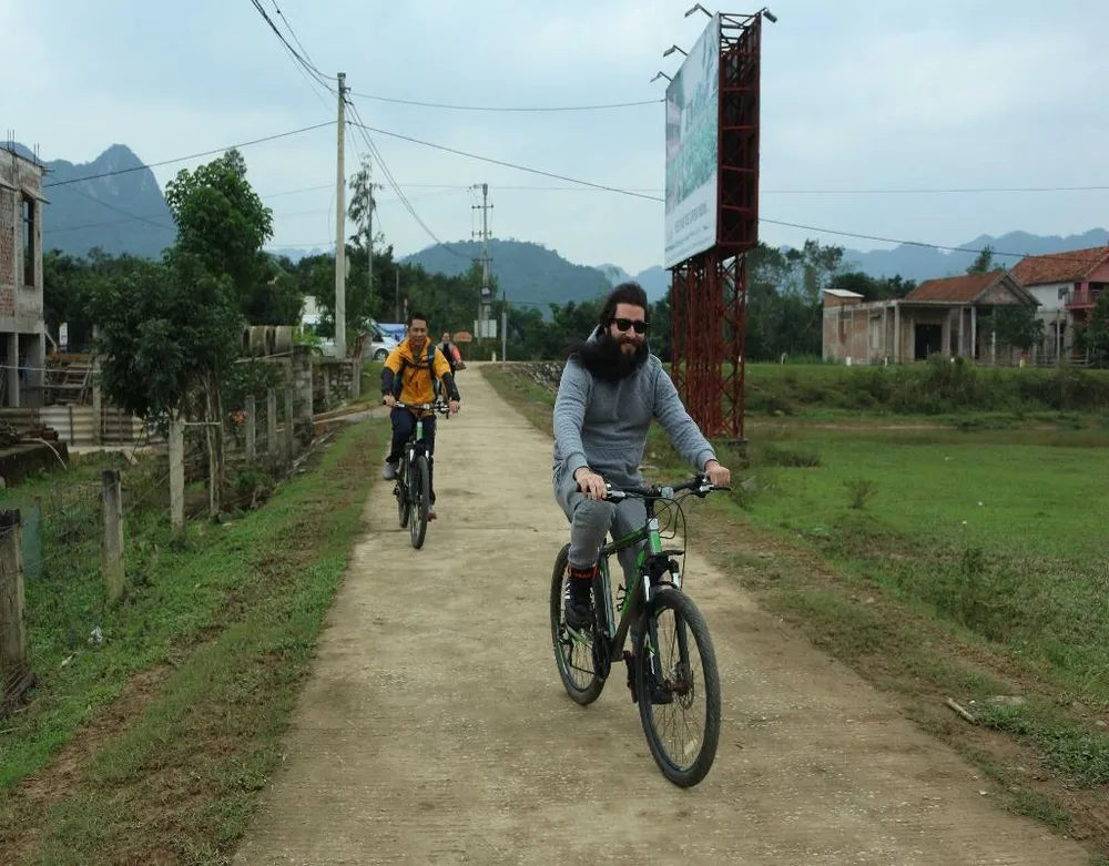 Jordan Vogt-Roberts đạp xe đạp ngắm cảnh đồng quê quanh Phong Nha.