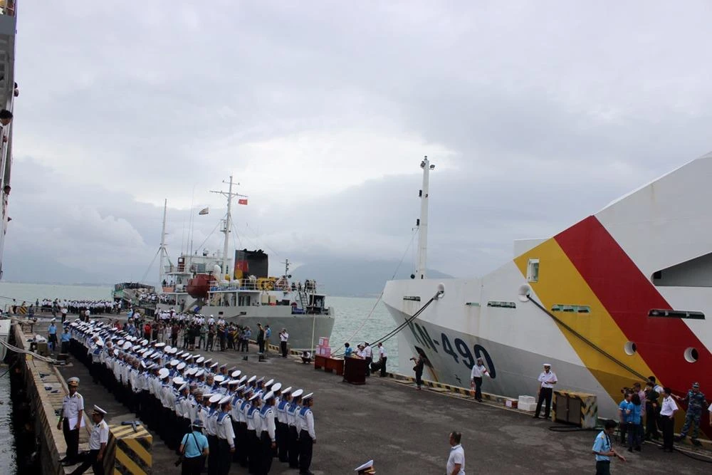 Các chiến sĩ Hải quân nghiêm trang nhận nhiệm vụ.