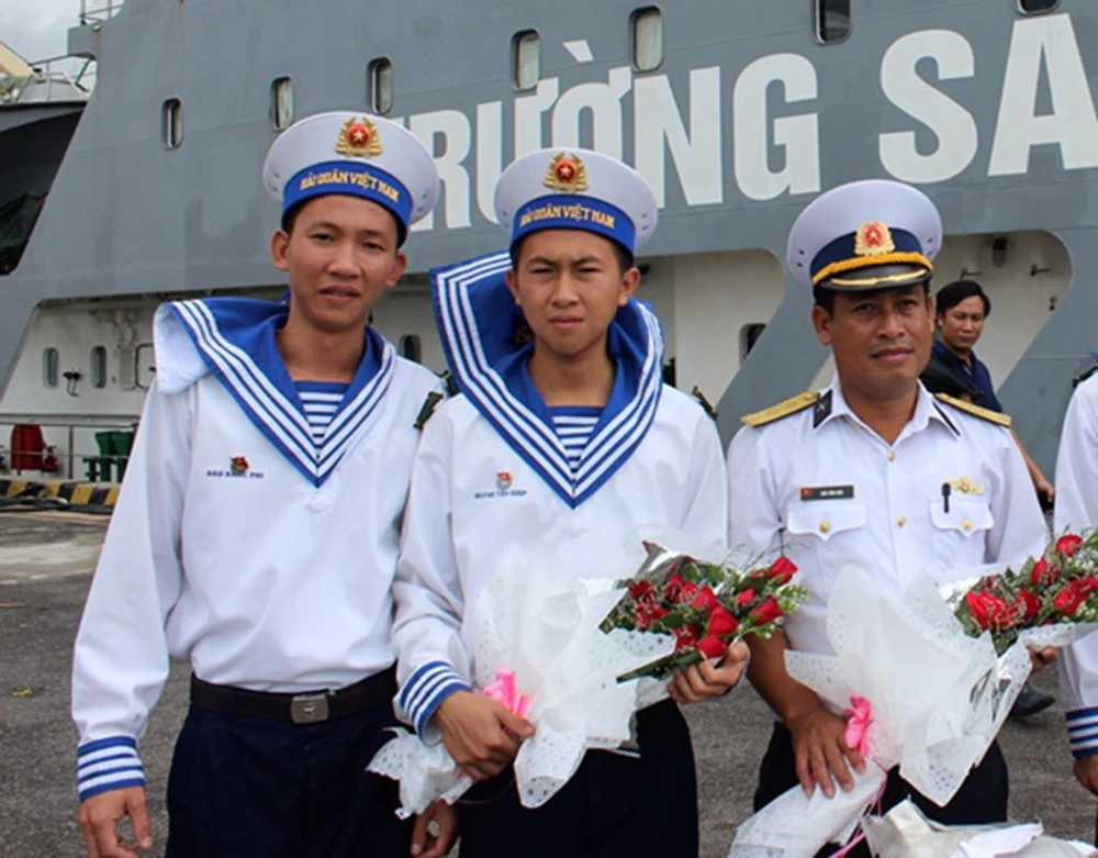 Người lính biển với những bó hoa tươi thắm từ hậu phương gửi tặng.