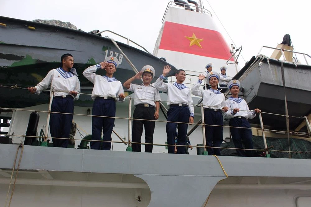 Ánh mắt đầy niềm vui và nụ cười tuổi trẻ của các chiến sĩ Hải quân, họ sẵn sàng vượt qua mọi thử thách để hoàn thành nhiệm vụ.