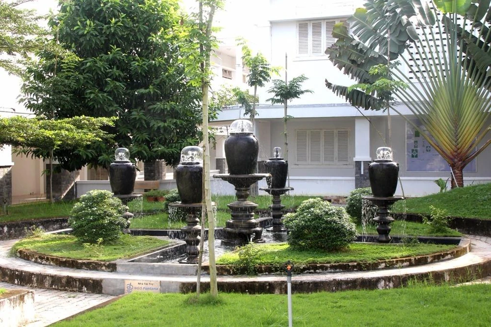 BV đầu tiên 100% bệnh nhân được dùng nước nóng ảnh 2 Đài phun nước trong BV giúp cảnh quan BV thêm bình yên, hài hòa.