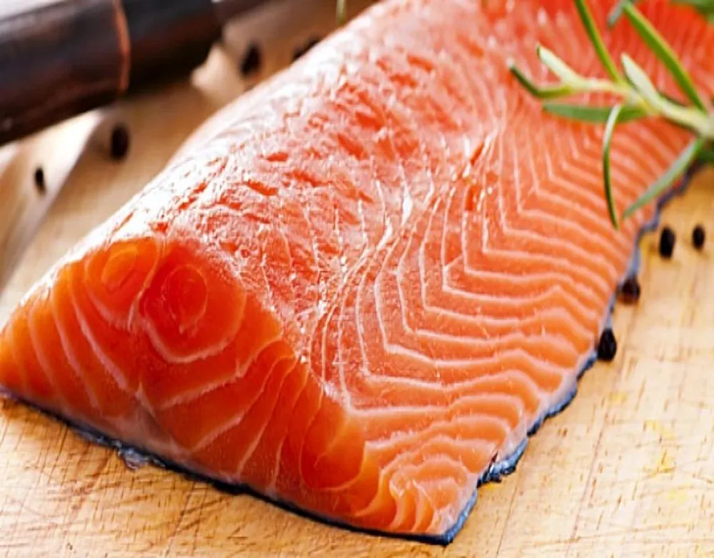 Omega 3 có trong cá hồi giúp giảm nguy cơ da bị sần vỏ cam.