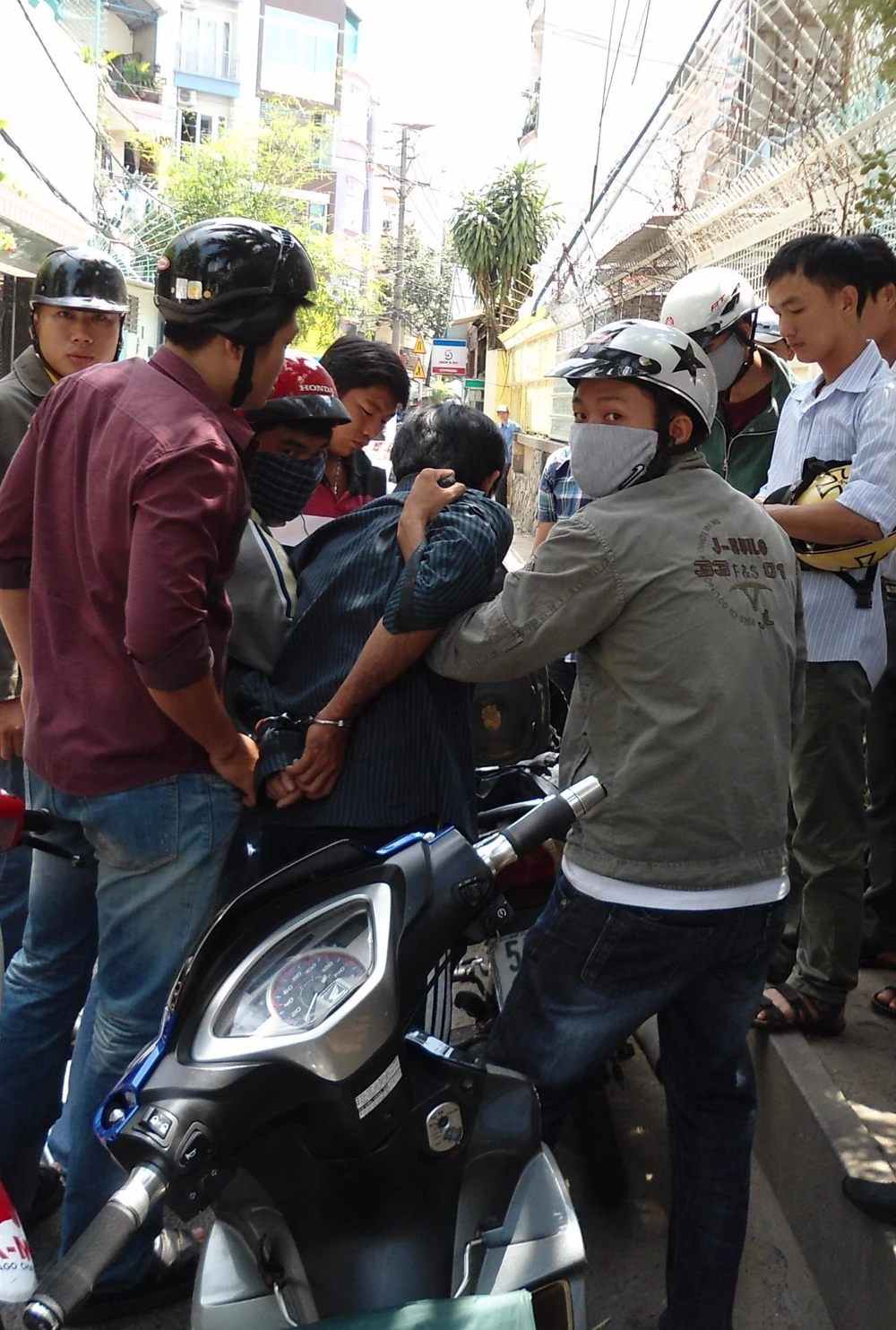 - Lực lượng cảnh sát hình sự đặc nhiệm khống chế bắt giữ cướp giật trên đường phố