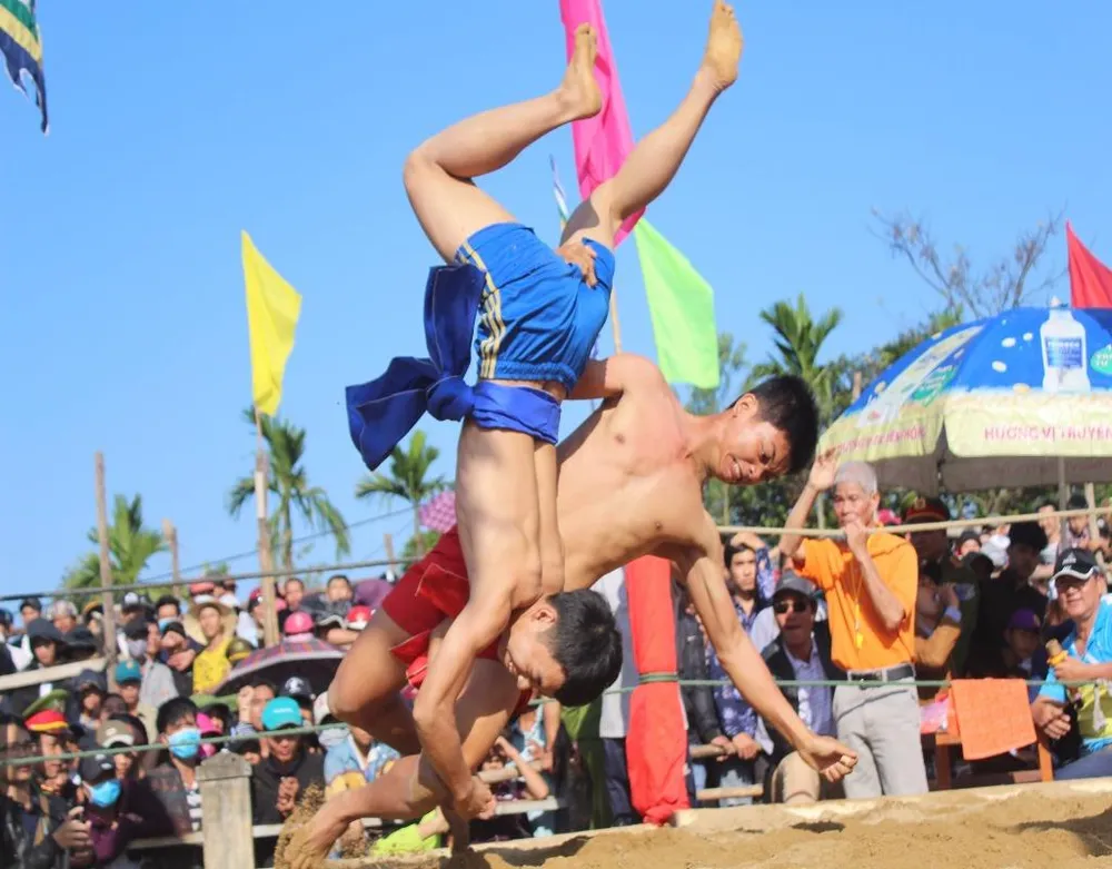 Dù ai đi đó đi đây, ngày mười hội vật nhớ quay về Sình
