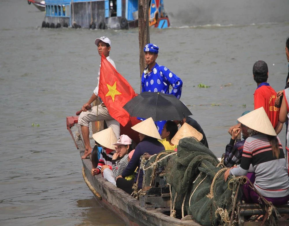 thành viên ban tổ chức chuẩn bị đón thuyền tống ôn