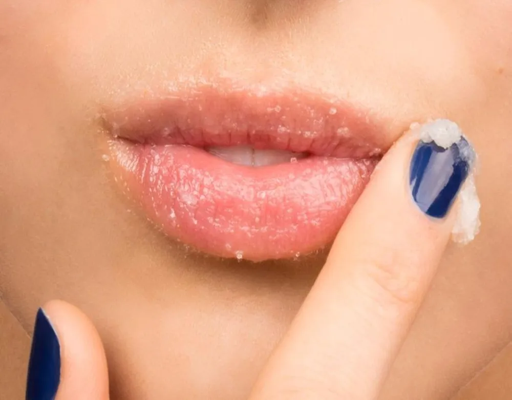 Dùng đường tẩy da chết trên môi giúp môi mọng và đỏ hồng hơn