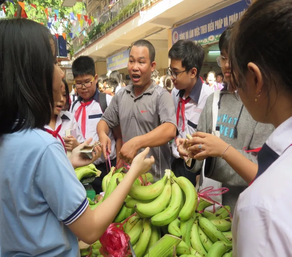 thầy trò bán chuối 6