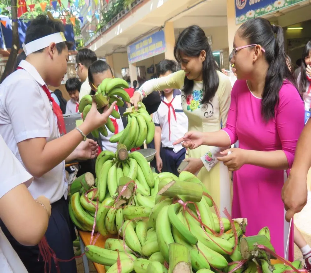 thầy trò bán chuối 8