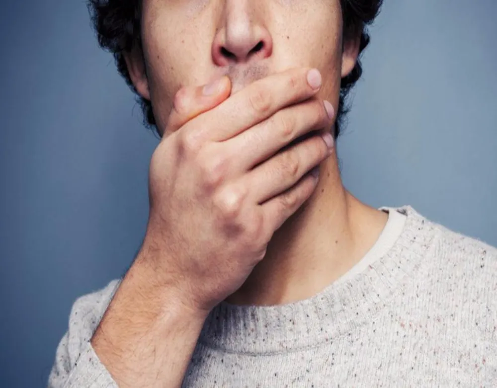 Một trong những dấu hiệu của hôn mê gan là hơi thở có mùi trái cây thối